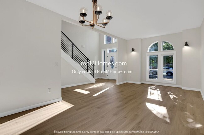 Building Photo - Spacious Light Filled Beautifully Remodele...