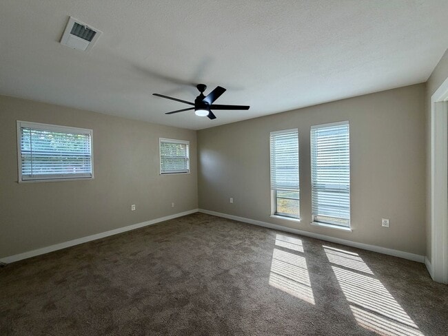 Building Photo - 3401 Oakridge Ln