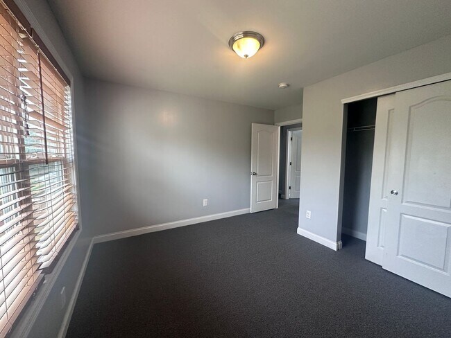 Building Photo - Bannon Crossings 3 bed, 2.5 half bath house with basement