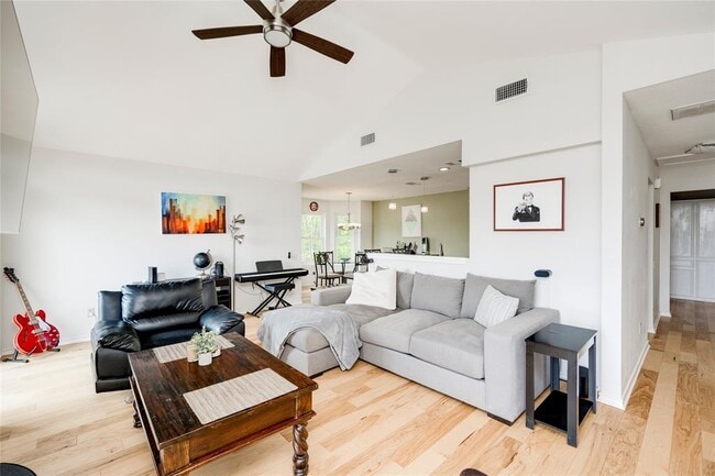 Building Photo - 6621 Mesa Hollow Dr