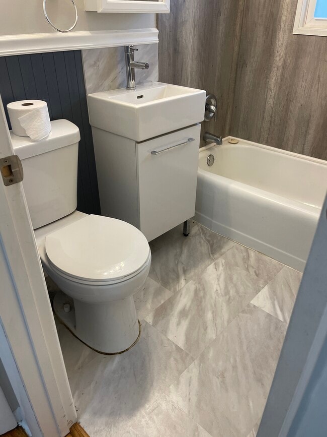 Building Photo - 866 S 45th St