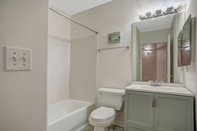 Building Photo - Lovely First Floor Condo at Plantation Point