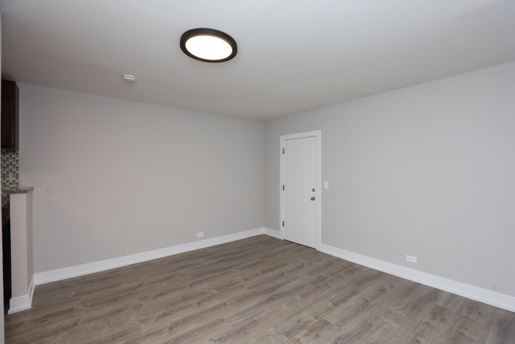 Building Photo - 814 W Cornelia Ave