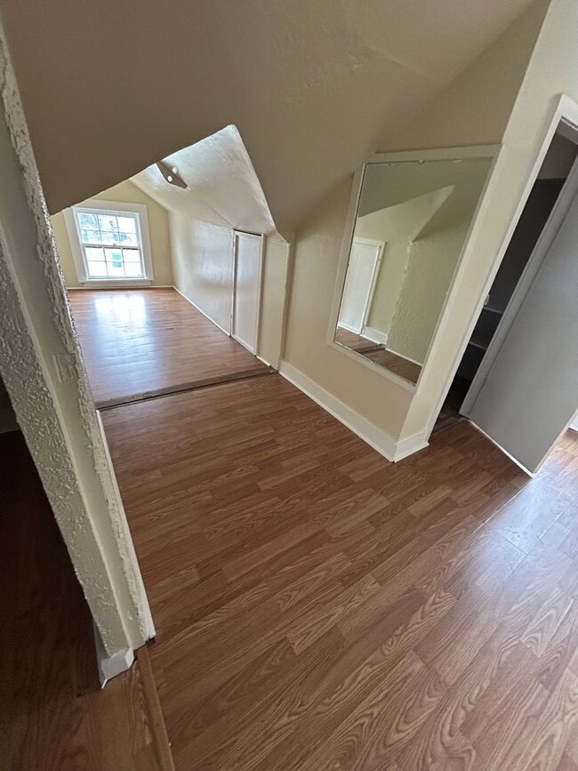 Building Photo - 4 bedroom and 1.5 bathroom