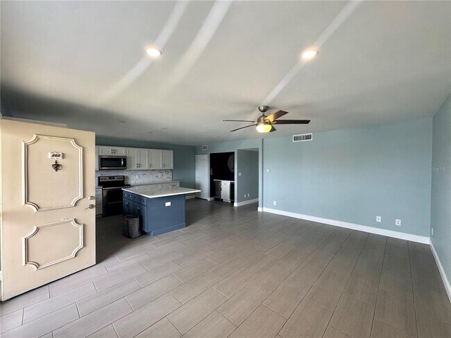 Building Photo - 12500 Capri Cir N