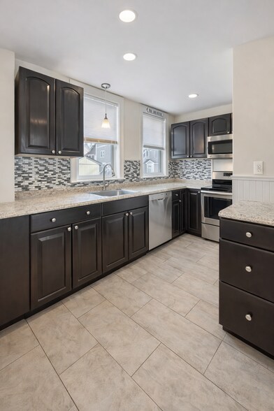 Building Photo - 49 Pope St