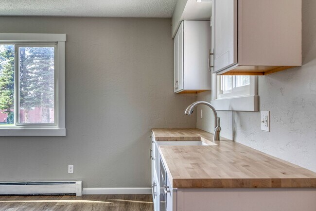 Building Photo - Beautifully renovated three bedroom with l...