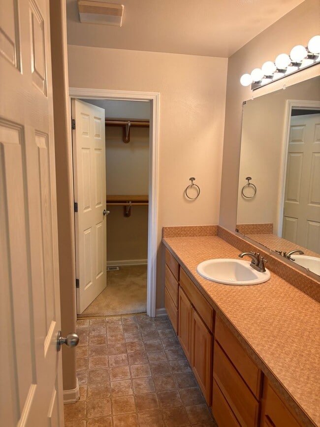 Building Photo - Wonderful East Anchorage 3 Bed Townhome!