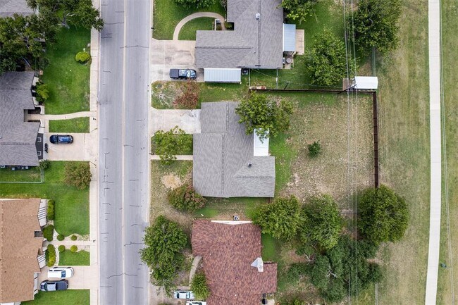 Building Photo - 1700 Deep Wood Dr