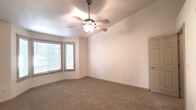 Building Photo - 2130 Strauss Ct E