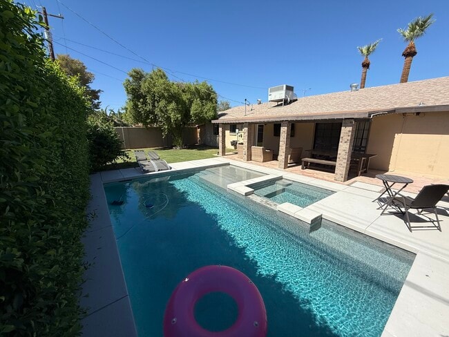 Building Photo - 8021 E Oak St