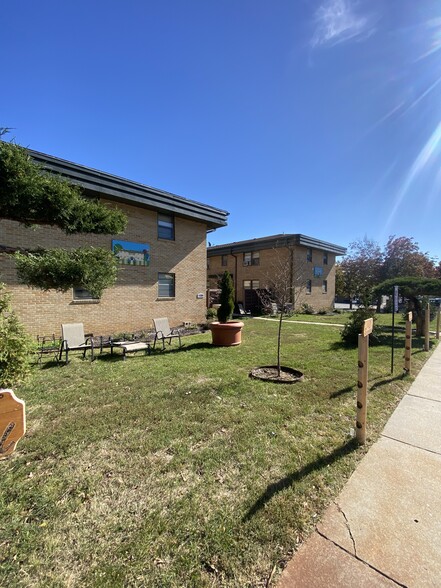 Primary Photo - 7600 Main St