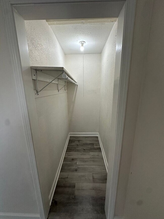 Building Photo - 4 bedroom 1 bath