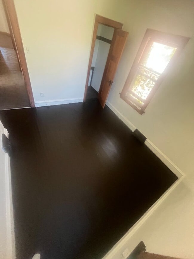 Building Photo - Spacious 2Bedroom Lower Duplex