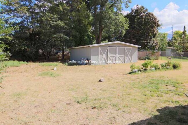 Building Photo - Upper Unit 2 Bed 1 Bath