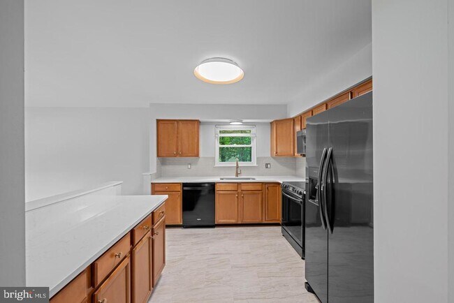 Building Photo - 100 Oak Dr