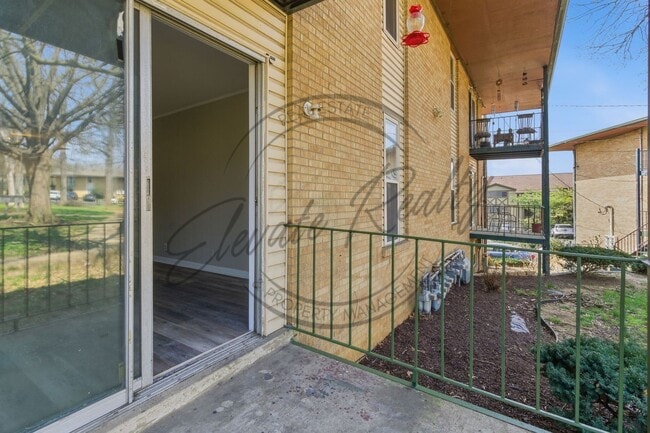 Building Photo - SPRING SPECIAL!! FIRST MONTH FREE on this ONE Bedroom Condo, First Floor, across from Madison Park!