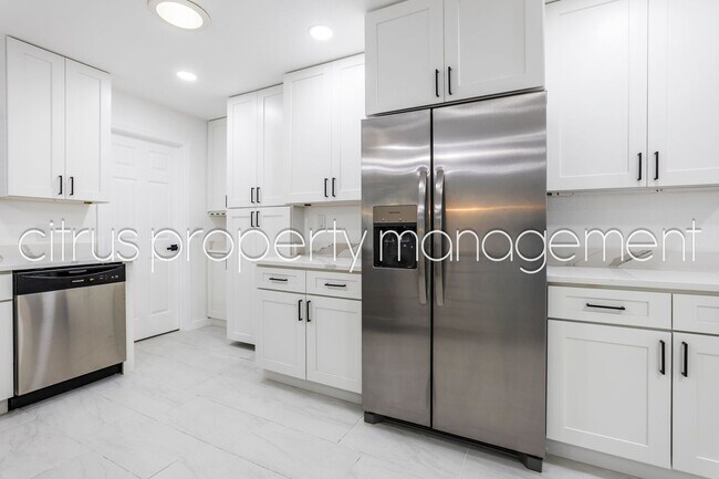 Building Photo - Impeccable, Fully Remodeled 3/2 with Huge Bonus Room Convenient to UCF!