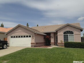 Building Photo - 2556 Du Bois Dr