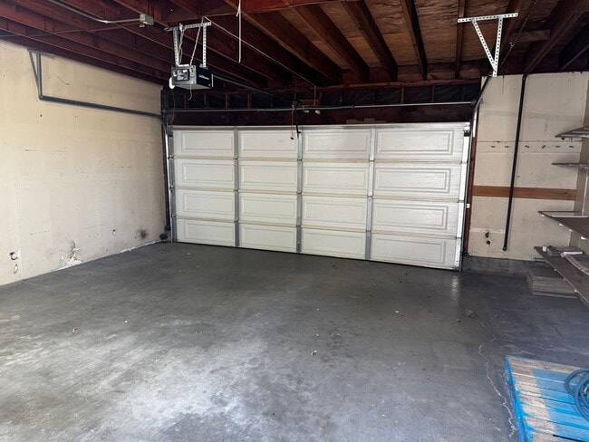 Building Photo - 2/1 Townhome with 2 car attached garage & ...