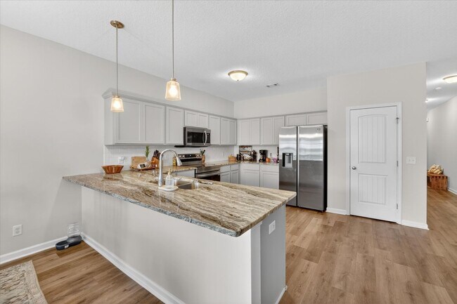 Building Photo - AVAILABLE MAY 2026  [PET FRIENDLY]