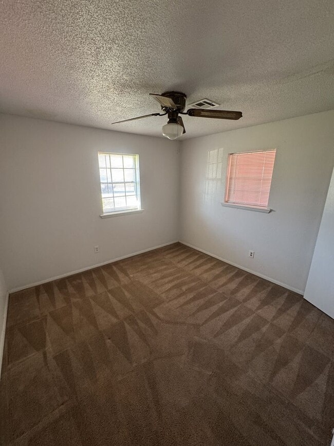 Building Photo - In Town 3 Bedroom 1 Bath House