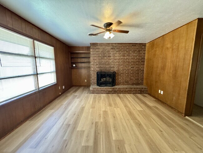 Building Photo - Comfortable and Spacious 2-bedroom home with a garage