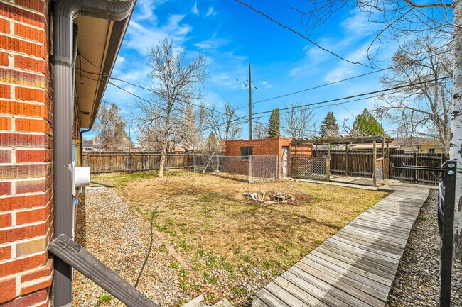 Building Photo - $2,440.95, 3 bed, 1 bath located in Denver with a newly renovated kitchen and In Unit Laundry!