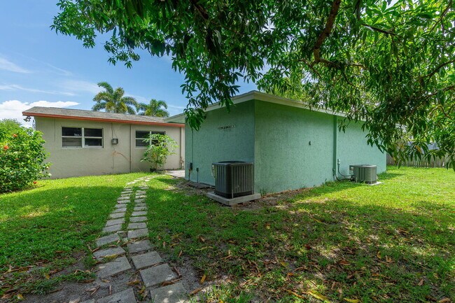 Building Photo - 2831 N Seacrest Blvd