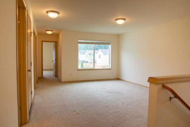 Building Photo - 1255 Burnside Pl