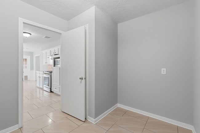 Building Photo - 25611 Timberlane Dr