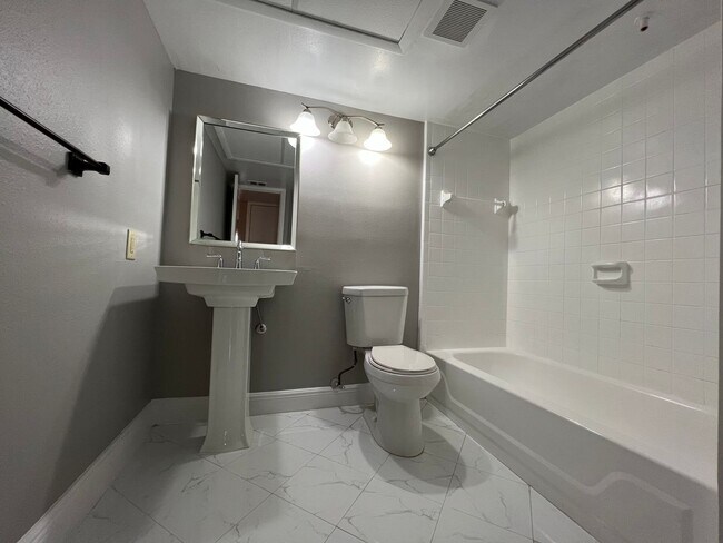 Building Photo - Beautiful 1/1 Condo in Gated Lakefront Com...