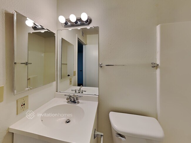 Building Photo - 4707 W Villa Maria Dr