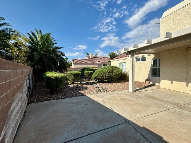 Building Photo - Charming 2 bedroom home in northwest. Very open floorplan.