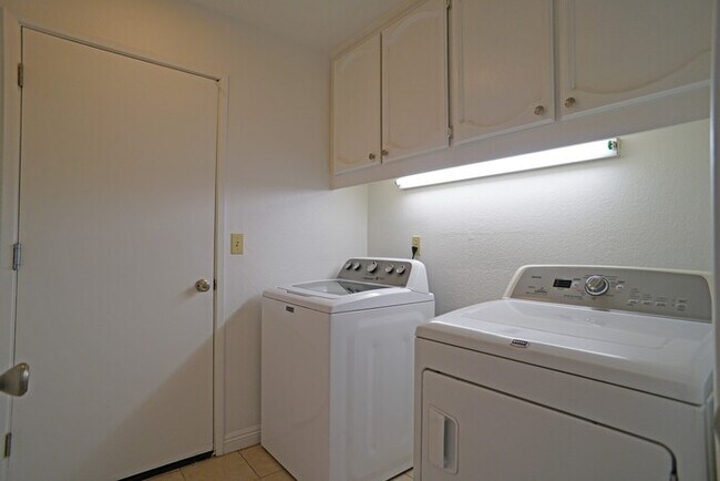Building Photo - beautiful 3-bedroom, 2-bathroom single-story home in Roseville!