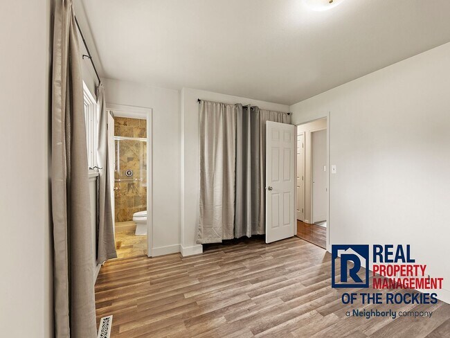 Building Photo - 4-Bed, 3-Bath Tri-Level in Prime Location