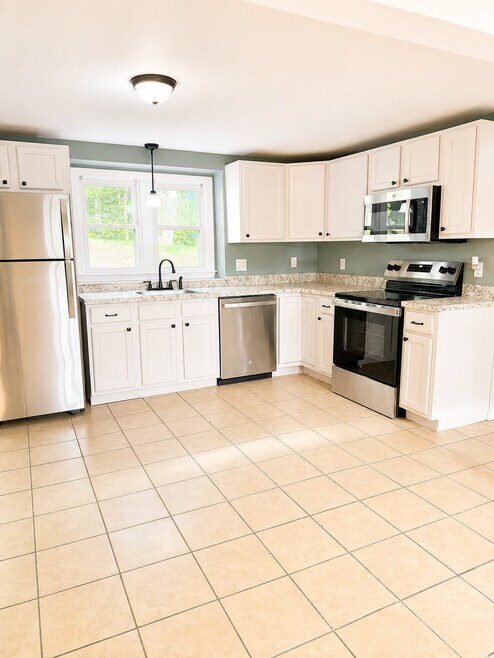 Building Photo - 20 Woodland Dr