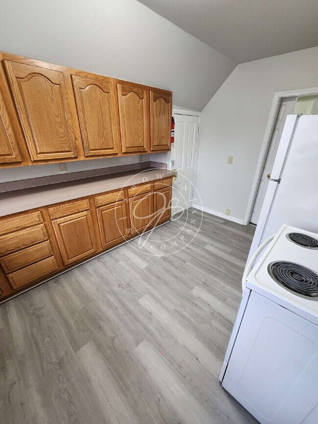 Building Photo - 1/2 off deposit with approved application! Bright & Updated 2-Bedroom Upper | Private Entry | Wat...