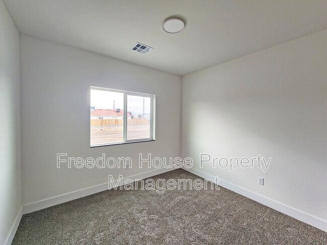 Building Photo - 1340 Arrowhead St