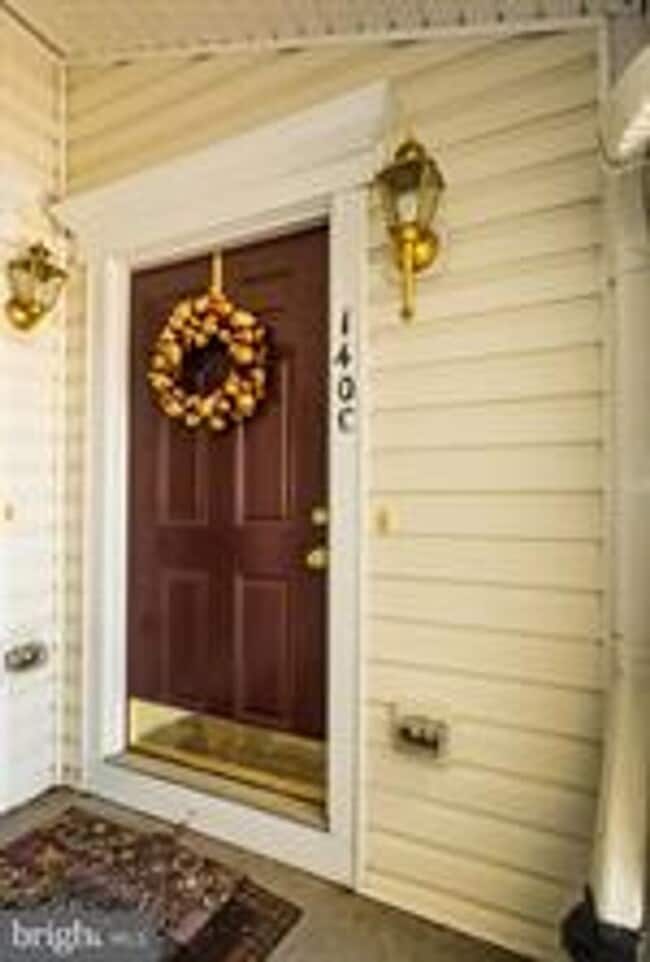 Building Photo - COMING SOON! June 1st - Beautiful Townhouse with 3rd Floor Master Suite!