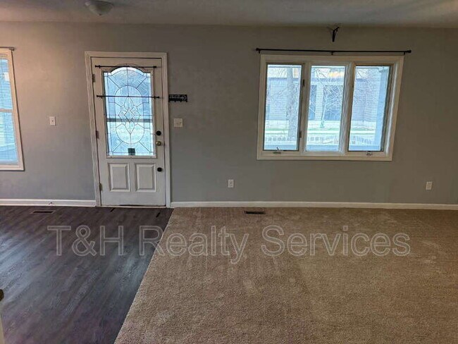 Building Photo - 409 W Washington St