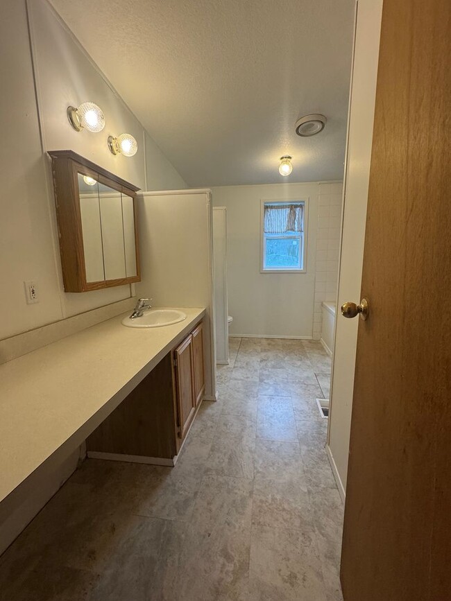 Building Photo - 4.65 Acre Farm/Horse Property for Rent!