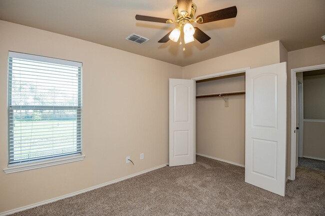 Building Photo - Beautiful 3 Bedroom, 2.5 Bath duplex located in Woodland Estates!