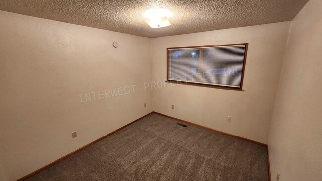 Building Photo - *1ST MONTH'S RENT FREE PROMO*  3 Bed 2 Bath Beaverton Home with big backyard, storage shed, A/C a...