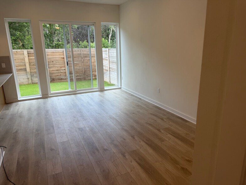 Building Photo - Room in Apartment on Riverside Farms Rd
