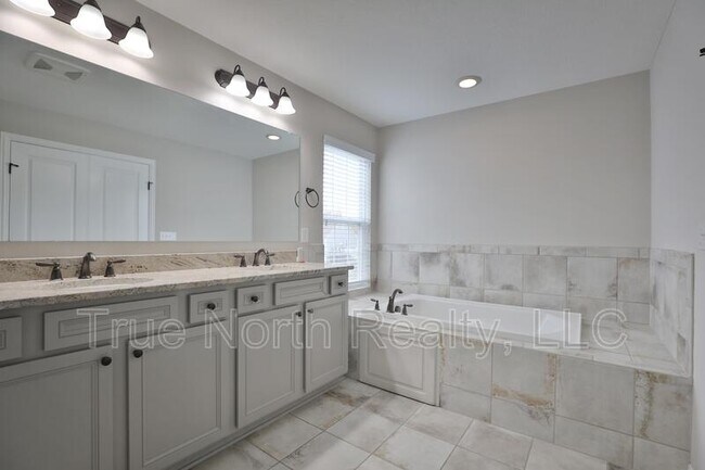 Building Photo - 1412 Leesland Dr