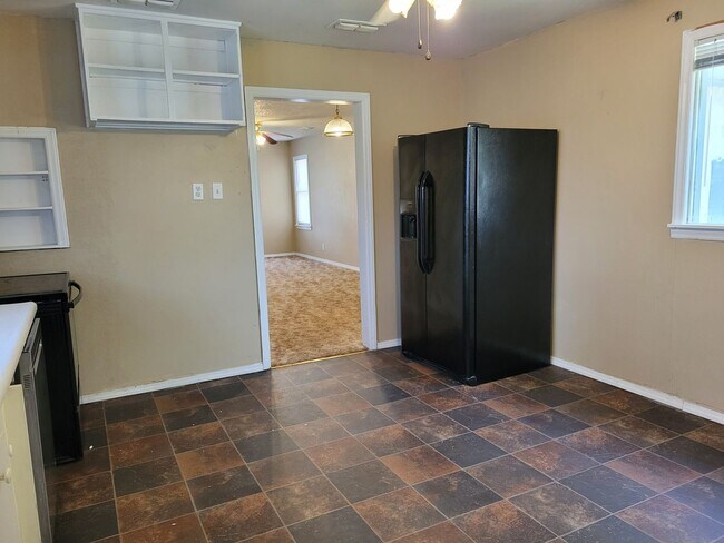 Building Photo - GREAT LARGE HOME