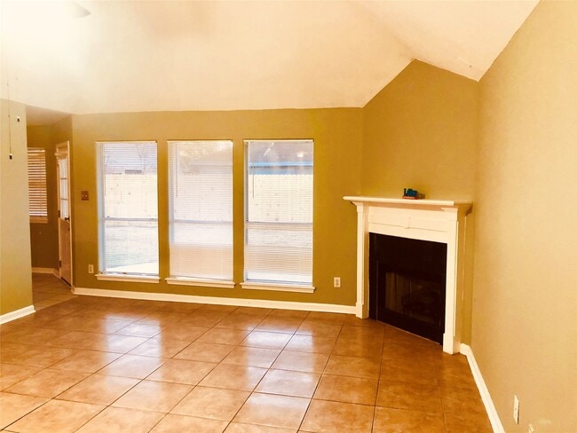 Building Photo - 2510 Carriage Ln