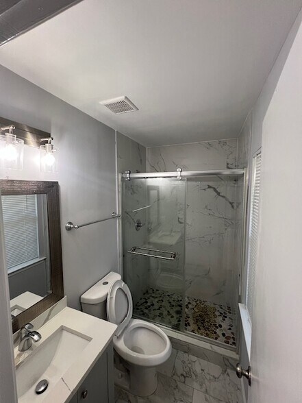 master bath - 4801 Waltonshire Cir
