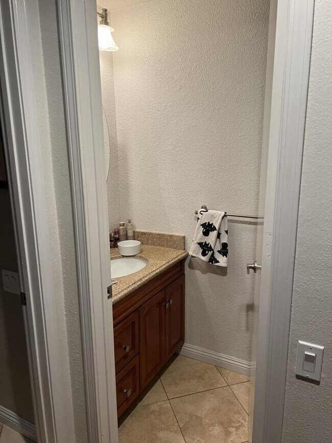 Building Photo - 659 W Terrylynn Pl